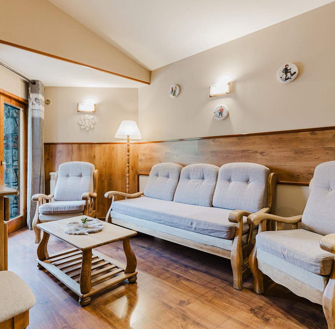 Apartament rústic vistes jardí