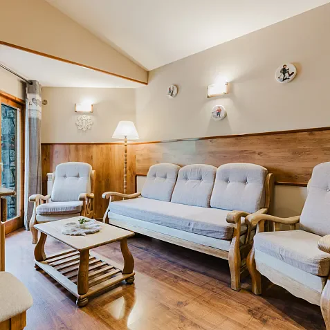 Apartament rústic vistes jardí