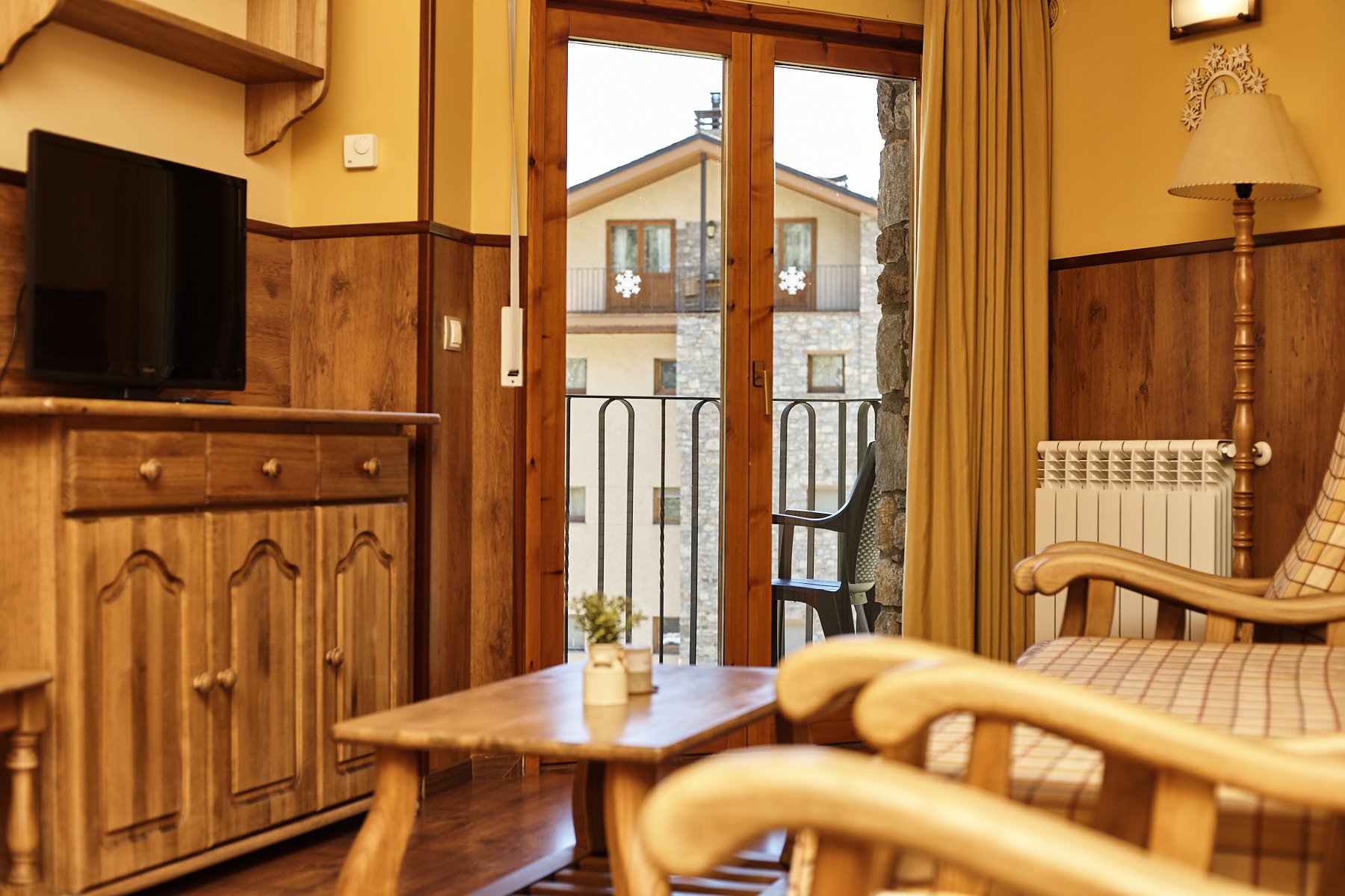 Apartament rústic vistes jardí