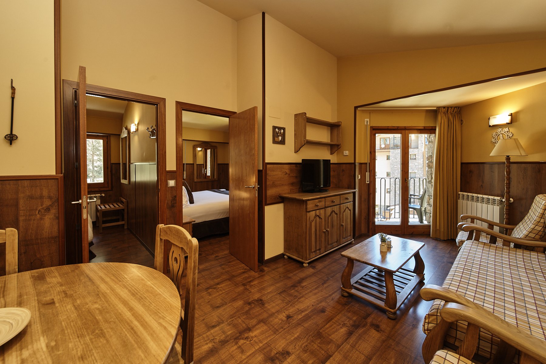 Apartament rústic vistes jardí