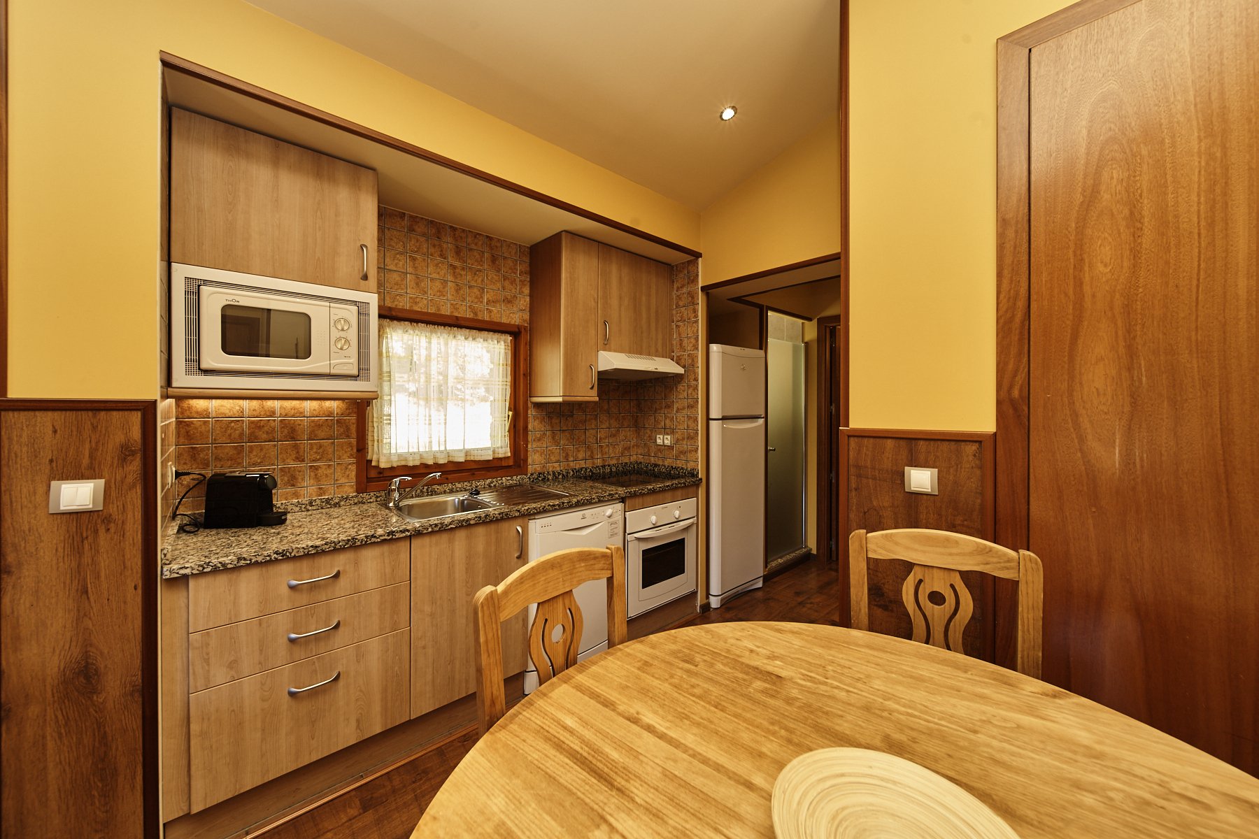 Apartament rústic vistes jardí